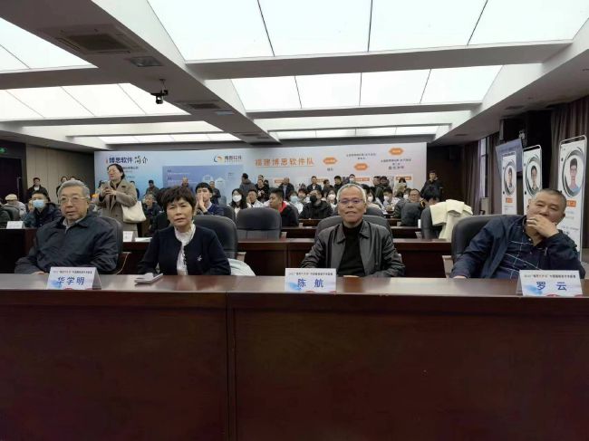 主演新剧《肯尼迪》聚焦著名政治家族 2 堪比时装周!