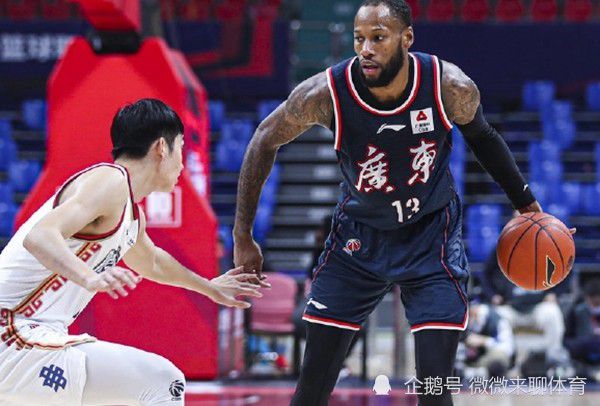 主演新剧《肯尼迪》聚焦著名政治家族 2 堪比时装周!